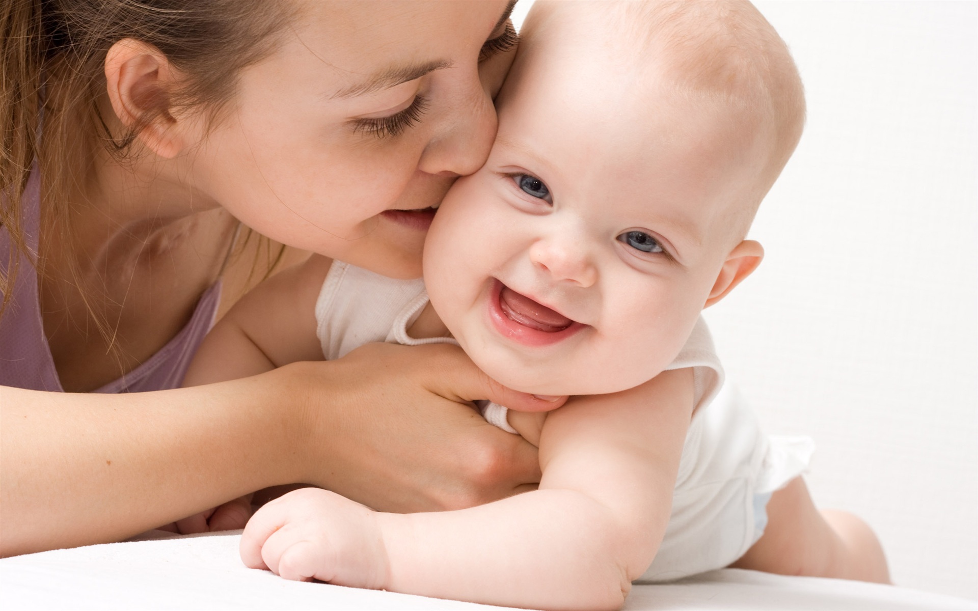 Trẻ sơ sinh từ 0 đến 6 tháng tuổi cần được chăm sóc như thế nào?