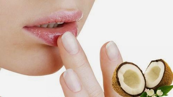 Sử dụng dầu dừa làm đôi môi mịn màng